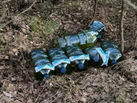 Wyrzucił z ciężarówki butelki z paliwem
