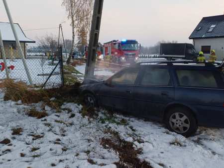 Pijany uderzył w słup. Samochód zapalił się
